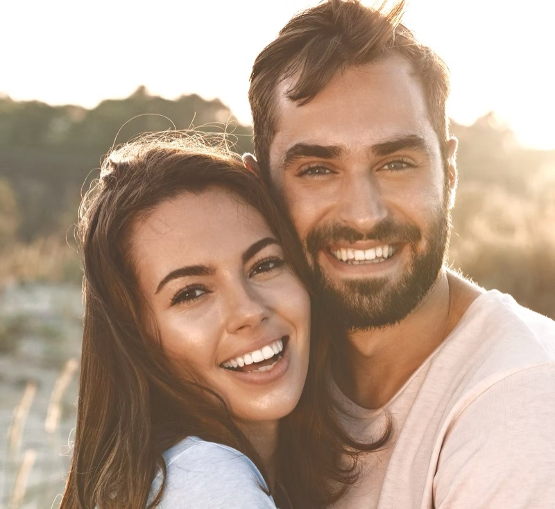 Erwachsene Patienten mit strahlendem Lächeln