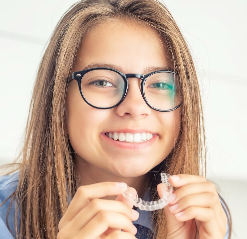 Teenager mit transparentem Aligner